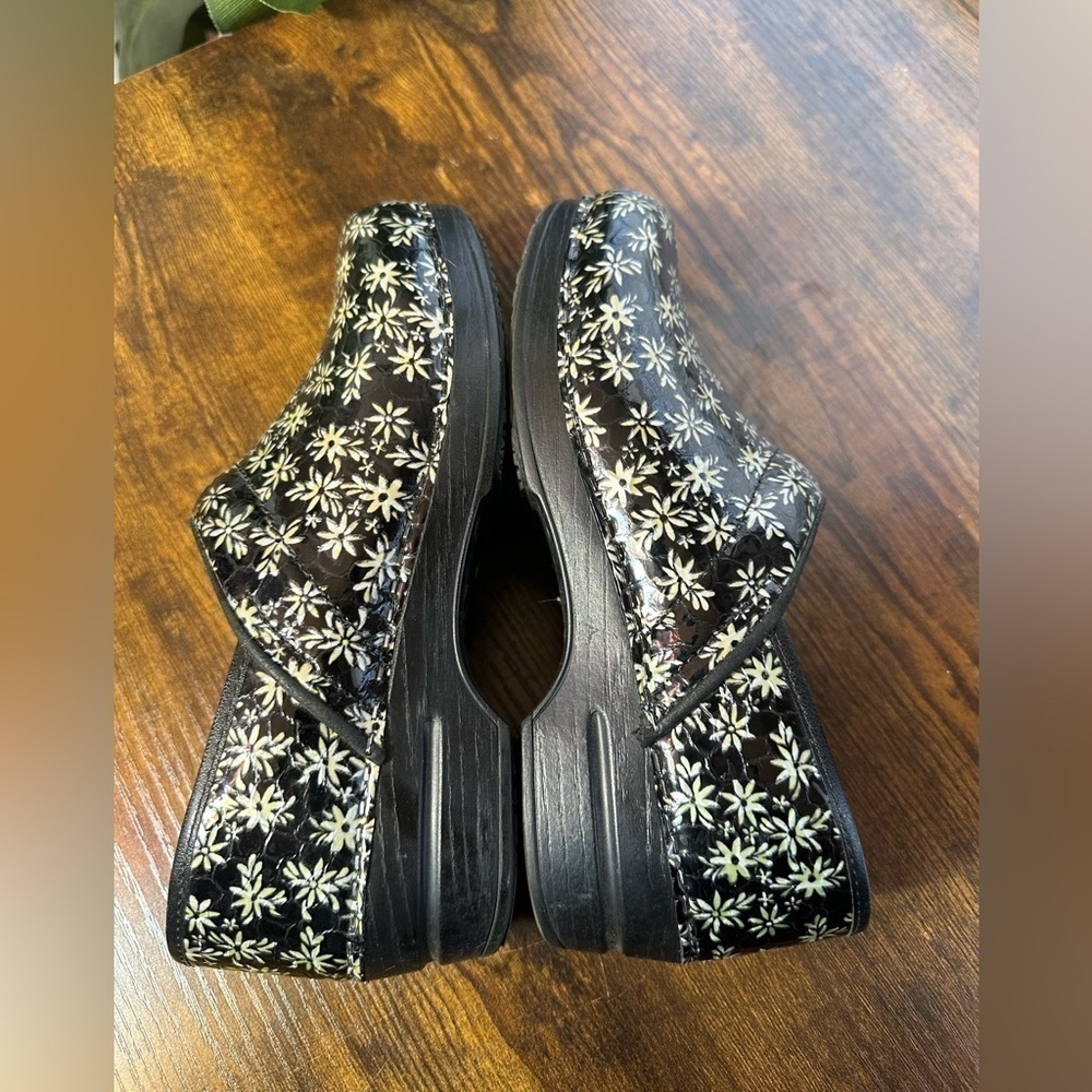 Sanita Women’s Size 38 Black and Silver Floral Clog - Picture 3 of 8
